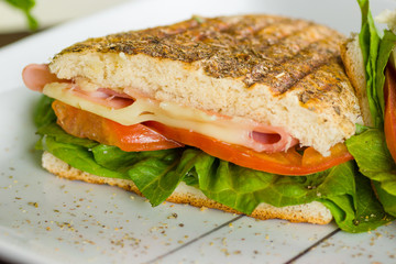 Panini de jamón con queso