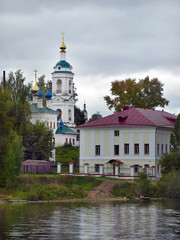 Вид с Волги на церковь великомученицы Варвары. Плёс