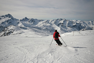 Fototapeta na wymiar Girl enjoying a ski ride in the Alps