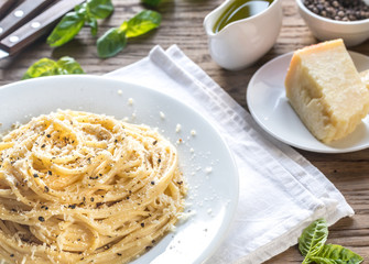 Cacio e Pepe - spaghetti with cheese and pepper