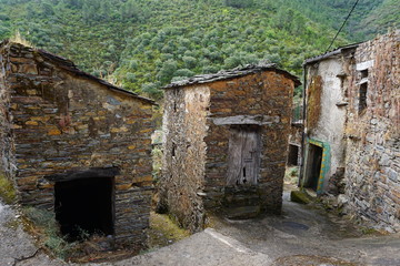 Fototapeta na wymiar Ghost village in Spain (Ríomalo de Arriba)
