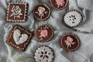 decorative gingerbreads broken heart flowers