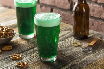 Foto auf Leinwand Erfrischendes festliches grünes Bier © Brent Hofacker
