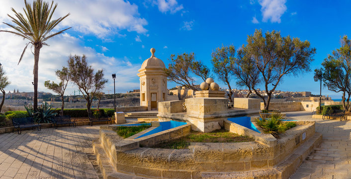 Malta Senglea Panorama - Gardjola Gardens - Ġnien il-Gardjola, Watch Tower Fort Saint Michael, Forti San Mikiel, art cultur symbol icon sightsightseeng fortress history