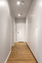 Fototapeta premium Długi korytarz domowy