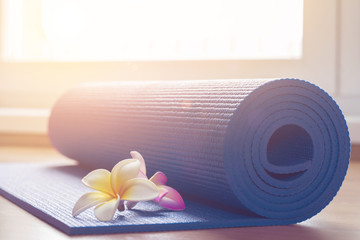 yoga mat in room - 139997533