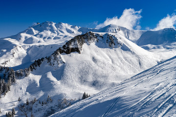 Fototapeta na wymiar Beautiful winter weather on ski resort in high mountains
