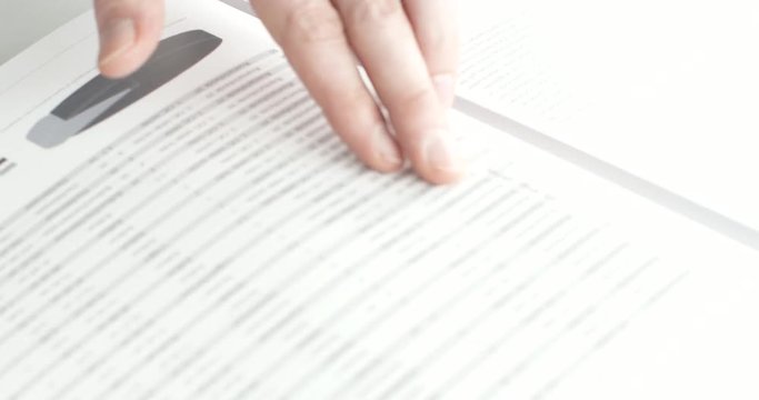 Ein Mann &uuml;berfliegt eine Fachzeitschrift mit Preisen