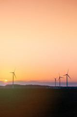 Obraz premium The image of windmill, sunset, energy