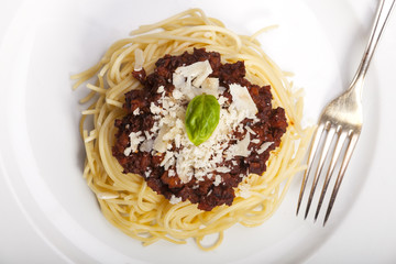 Spaghetti mit Sauce Bolognese und Basilikum