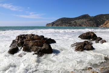 Wildes Mittelmeer in Bucht vor Camp del Mar, Andratx Mallorca