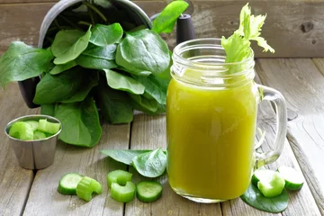 Crédence de cuisine en verre imprimé Jus Jus de légumes verts sains dans un verre de pot Mason, scène avec fond en bois rustique