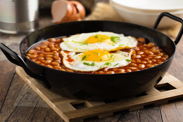 Gebackene Bohnen mit Ei - Baked beans with egg