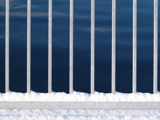 雪の積もったフェンス