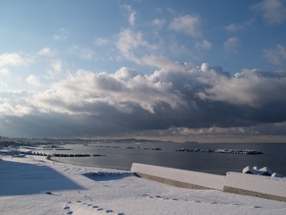 海岸の雪景色