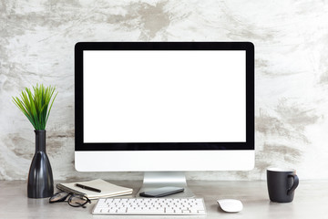 pc computer on workspace table showing blank white screen - obrazy, fototapety, plakaty