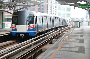 Obraz premium Nowoczesny pociąg w bangkoku w tajlandii