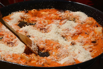 cocinando una paella