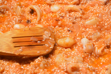 cocinando una paella