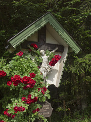 Fototapeta na wymiar Holzkreuz mit Rosen