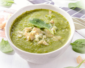 Bowl of green spinach soup.