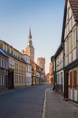Fototapeta premium Stephanskirche und Hünerdorfer Turm in Tangermünde, Sachsen Anhalt