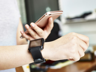 Obraz premium woman with smart phone and watch