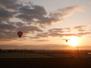 朝日と共に昇る気球