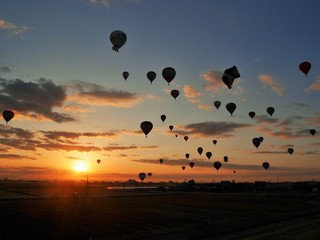 朝日と共に昇る気球