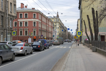 Fototapeta na wymiar city street on the road going cars, people, buildings, architecture, Saint Petersburg