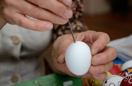 Making of the Ukrainian Easter egg