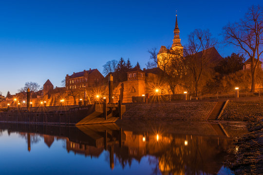 Stadtmauer und Stephanskirche in Tangerm&uuml;nde, Sachsen Anhalt in Deutschland