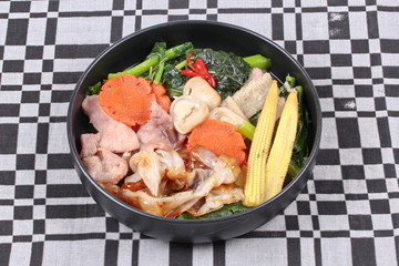 Fried big noodle with Chinese kale ,pork,vegetable in soup.