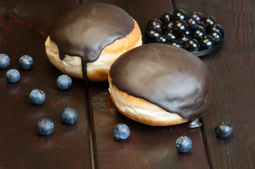 Schokoladenberliner mit Beeren