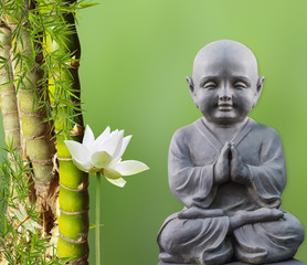 Bouddha enfant, bambous à noeud et lotus, fond vert 