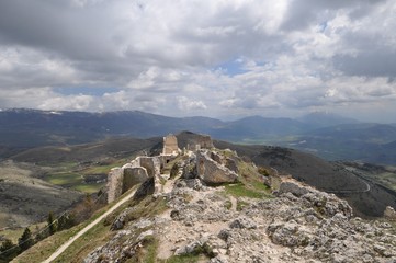 Fototapeta na wymiar Rocca Calascio, a mountaintop fortress in Abruzzo, Italy