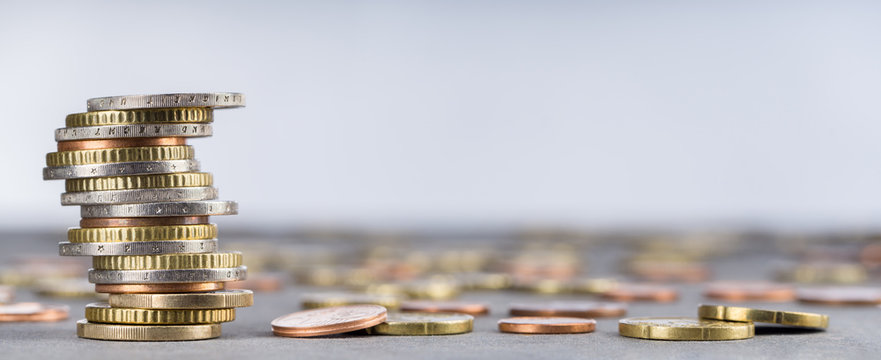 Eurom&uuml;nzen im Stapel und verstreut, Panorama, Hintergrund