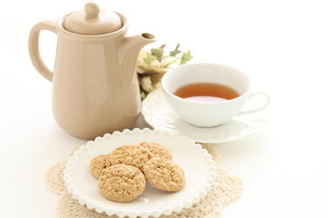 oat cookie and tea