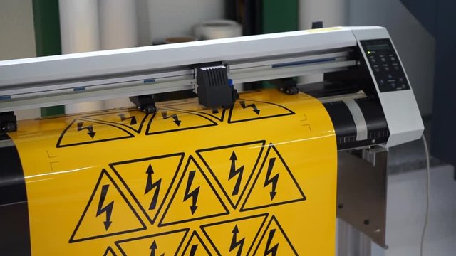 Werbetechik / Schneideplotter schneidet Aufkleber
