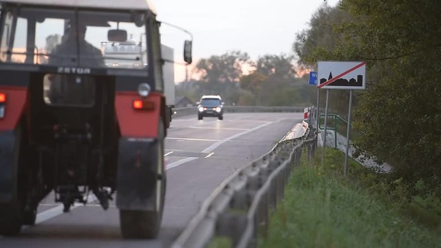 Ruchliwa droga na końcu terednu zabudowanego