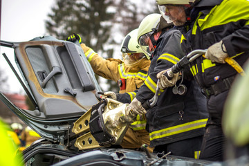 Naklejka premium Firefighter in action