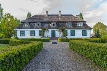 Fototapeta na wymiar The historic manor house of the 18th century in Janowiec