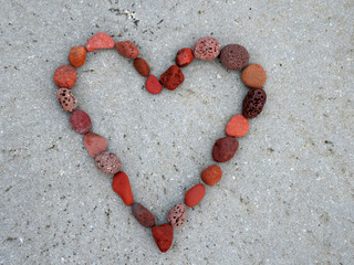 Herz aus Lavasteinen auf einem Basaltfelsen in Island