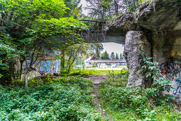 Naklejka premium Natur übewuchert Bunker aus dem Zweiten Weltkrieg für Sprengstoff-Herstellung in Geretsried in Bayern
