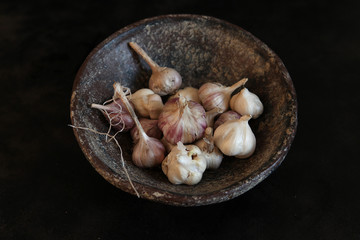 dried garlic in the bowl