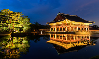 Fototapeta premium Gyeongbokgung Palace At Night In South Korea, with the name of the palace 'Gyeongbokgung' on a sign