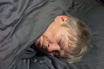 Fototapeta premium eine seniorin schläft im bett