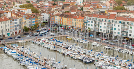 La Seyne-sur-Mer, la ville et le port de plaisance, Toulon, France 