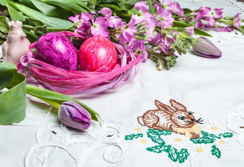 Wunderschöne Blumendekoration mit Levkojen und Tulpen auf Ostertisch