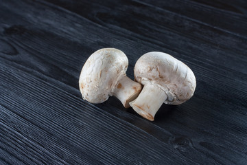 Fresh raw champignons